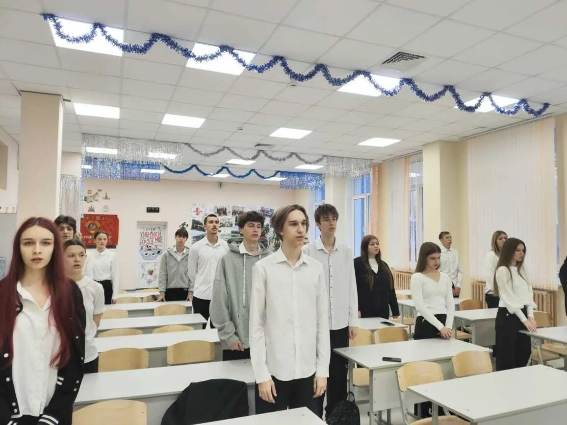 Сегодня в нашей гимназии понедельник начался традиционно - исполнение государственного гимна Российской Федерации и поднятие флага